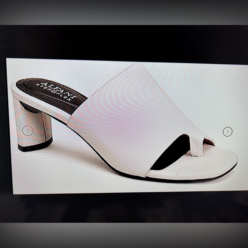 Toe ring slide sandal white leather size 10.5 NWT